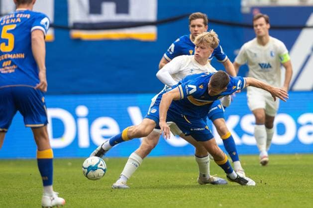Jena , 311025, Fussball Regionalliga , FC Carl-Zeiss Jena gegen FC Magdeburg II im Bild: Moritz Fritz (Jena) gegen Leon Noel Mergner (Magdeburg)