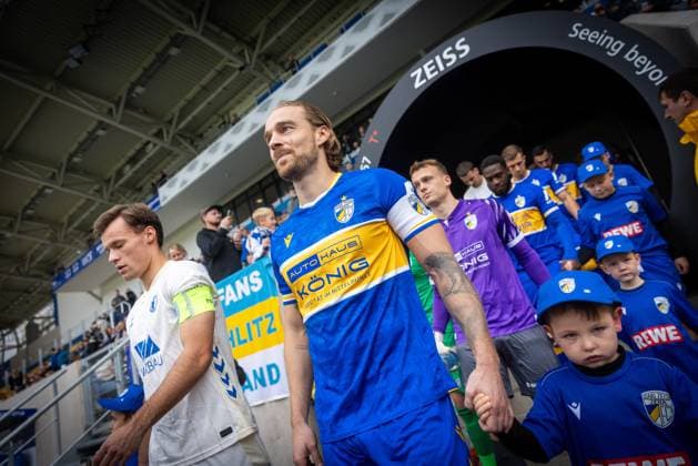 Jena , 311025, Fussball Regionalliga , FC Carl-Zeiss Jena gegen FC Magdeburg II im Bild: Nils Butzen (Jena) Einmarsch