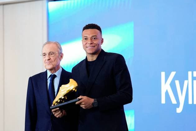 Kylian Mbappe Receives Golden Boot Award - Madrid Kylian Mbappe attends the ceremony of delivery of the 2024–2025 Golden Boot at Santiago Berbenbeu Stadium on October 31, 2025 in Madrid, Spain . Photo by ABACAPRESS.COM Madrid Spain  Copyright: xABACAx