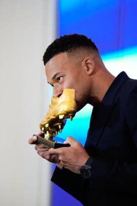 Kylian Mbappe Receives Golden Boot Award - Madrid Kylian Mbappe attends the ceremony of delivery of the 2024–2025 Golden Boot at Santiago Berbenbeu Stadium on October 31, 2025 in Madrid, Spain . Photo by ABACAPRESS.COM Madrid Spain  Copyright: xABACAx
