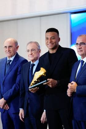 Kylian Mbappe Receives Golden Boot Award - Madrid Kylian Mbappe attends the ceremony of delivery of the 2024–2025 Golden Boot at Santiago Berbenbeu Stadium on October 31, 2025 in Madrid, Spain . Photo by ABACAPRESS.COM Madrid Spain  Copyright: xABACAx