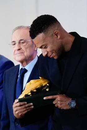 Kylian Mbappe Receives Golden Boot Award - Madrid Kylian Mbappe attends the ceremony of delivery of the 2024–2025 Golden Boot at Santiago Berbenbeu Stadium on October 31, 2025 in Madrid, Spain . Photo by ABACAPRESS.COM Madrid Spain  Copyright: xABACAx