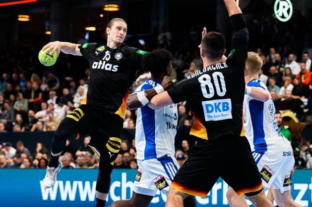 Nuernberg: Handball - Laenderspiel - Deutschland - Island Juri Knorr (Deutschland), Jannik Kohlbacher (Deutschland) Nuernberg PSD Bank Arena Bayern Deutschland