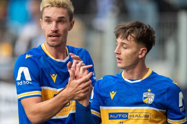 Jena , 311025, Fussball Regionalliga , FC Carl-Zeiss Jena gegen FC Magdeburg II im Bild: Alexander Prokopenko (Jena)verletzt mit ausgekugeltem Ringfinger