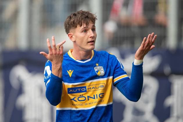 Jena , 311025, Fussball Regionalliga , FC Carl-Zeiss Jena gegen FC Magdeburg II im Bild: Alexander Prokopenko (Jena)verletzt mit ausgekugeltem Ringfinger