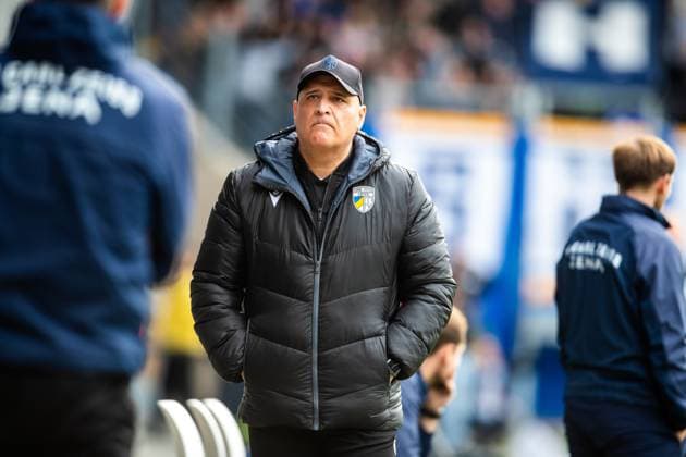 Jena , 311025, Fussball Regionalliga , FC Carl-Zeiss Jena gegen FC Magdeburg II im Bild: Trainer Volkan Uluc (Jena)