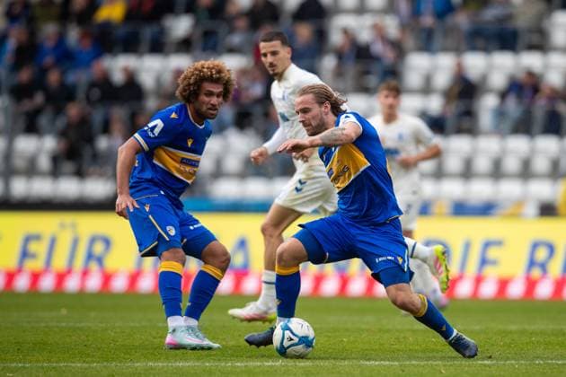 Jena , 311025, Fussball Regionalliga , FC Carl-Zeiss Jena gegen FC Magdeburg II im Bild: Nils Butzen (Jena) gegen Andi Hoti (Magdeburg)