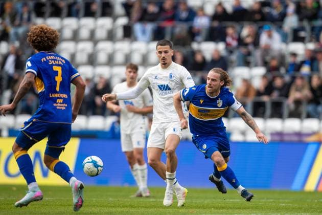Jena , 311025, Fussball Regionalliga , FC Carl-Zeiss Jena gegen FC Magdeburg II im Bild: Nils Butzen (Jena) gegen Andi Hoti (Magdeburg)