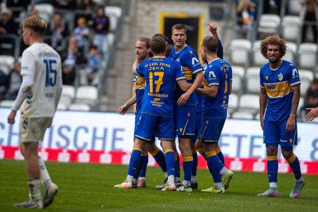 Jena , 311025, Fussball Regionalliga , FC Carl-Zeiss Jena gegen FC Magdeburg II im Bild: Nils Butzen (Jena) jubelt überdas Tor zum 2:0