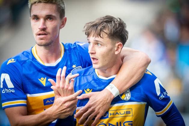 Jena , 311025, Fussball Regionalliga , FC Carl-Zeiss Jena gegen FC Magdeburg II im Bild: Alexander Prokopenko (Jena)verletzt mit ausgekugeltem Ringfinger