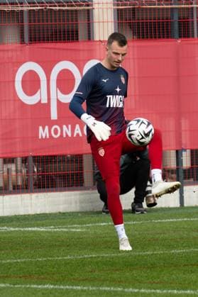 AS Monaco Training - La Turbie Goalkeeper Yann Lienard of AS Monaco seen training on the eve of the Ligue 1 McDonald s match against Paris FC, at the AS Monaco training center in La Turbie, France, on October 31, 2025. Photo by Laurent Coust ABACAPRESS.COM LA TURBIE France  Copyright: xCoustxLaurent ABACAx
