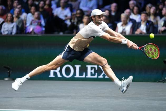 October 31, 2025, Nanterre, Hauts De Seine, France: VALENTIN VACHEROT (MON) returns the ball to FELIX AUGER ALIASSIME (CAN) during the quarter final of Rolex Paris Masters 1000 tournament at La Defense Arena Stadium - Nanterre - France..Auger Aliassime won 6:2 6:2 Nanterre France - ZUMAp119 20251031_zaf_p119_010 Copyright: xPierrexSteveninx