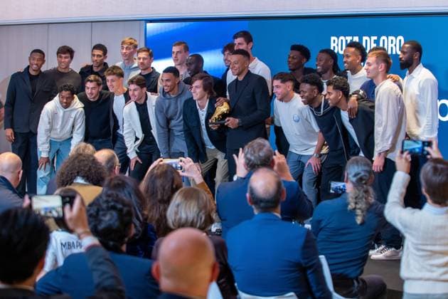 Kylian Mbappe Receives Golden Boot Award - Madrid Real Madrid CF’s Kylian Mbappe (c) with his teammates during the ceremony of the Golden Boot 2024-25. October 31, 2025. Photo by Acero ALTERPHOTOS ABACAPRESS.COM Madrid Spain  Copyright: xAcero AlterPhotos ABACAx