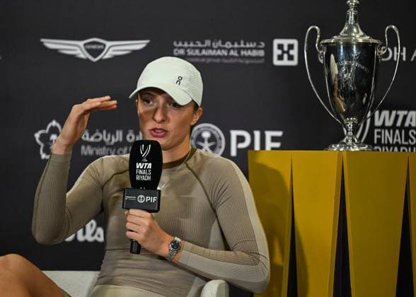 WTA, Tennis Damen Finals 2025 - press conference, PK, Pressekonferenz RIYADH, SAUDI ARABIA OCTOBER 31: Iga Swiatek of Poland speaks to the media during a press conference on Media Day ahead of the WTA Finals Riyadh at King Saud University Indoor Arena in Riyadh, Saudi Arabia, October 31, 2025. Riyadh Saudi Arabia  Copyright: xArturxWidakx originalFilename:widak-wtafinal251031_npOkD.jpg