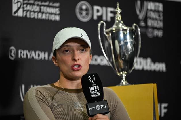 WTA, Tennis Damen Finals 2025 - press conference, PK, Pressekonferenz RIYADH, SAUDI ARABIA OCTOBER 31: Iga Swiatek of Poland speaks to the media during a press conference on Media Day ahead of the WTA Finals Riyadh at King Saud University Indoor Arena in Riyadh, Saudi Arabia, October 31, 2025. Riyadh Saudi Arabia  Copyright: xArturxWidakx originalFilename:widak-wtafinal251031_npJz0.jpg