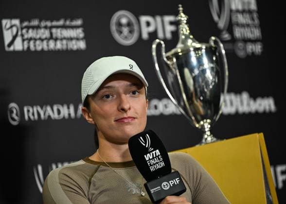 WTA, Tennis Damen Finals 2025 - press conference, PK, Pressekonferenz RIYADH, SAUDI ARABIA OCTOBER 31: Iga Swiatek of Poland speaks to the media during a press conference on Media Day ahead of the WTA Finals Riyadh at King Saud University Indoor Arena in Riyadh, Saudi Arabia, October 31, 2025. Riyadh Saudi Arabia  Copyright: xArturxWidakx originalFilename:widak-wtafinal251031_npwj9.jpg