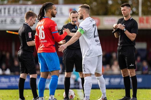 Fussball I Herren I Saison 2025-2026 I Regionalliga Nord I 17. Spieltag I SV Drochtersen-Assel - SSV Jeddeloh l I 31.10.2025 Liam Giwah (26, SV Drochtersen Assel), Max Wegner (22, SSV Jeddeloh II) Drochtersen Kehdinger Stadion Niedersachsen Deutschland Copyright: xLobeca JörgxStruwex