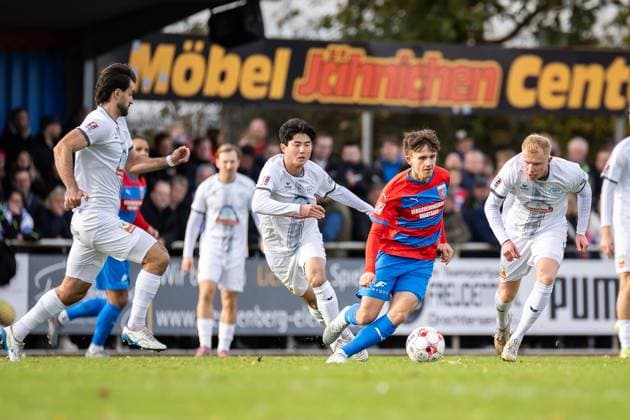 Fussball I Herren I Saison 2025-2026 I Regionalliga Nord I 17. Spieltag I SV Drochtersen-Assel - SSV Jeddeloh l I 31.10.2025 Gazi Siala (47, SSV Jeddeloh II), Keita Taguchi (5, SSV Jeddeloh II), Jorik Wulff (11, SV Drochtersen Assel) Drochtersen Kehdinger Stadion Niedersachsen Deutschland Copyright: xLobeca JörgxStruwex