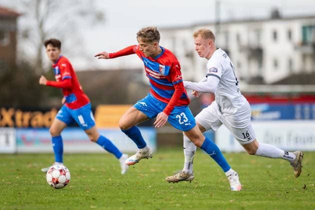 Fussball I Herren I Saison 2025-2026 I Regionalliga Nord I 17. Spieltag I SV Drochtersen-Assel - SSV Jeddeloh l I 31.10.2025 Maximilian Benjamin Geißen (23, SV Drochtersen Assel), Robin Krolikowski (16, SSV Jeddeloh II) Drochtersen Kehdinger Stadion Niedersachsen Deutschland Copyright: xLobeca JörgxStruwex