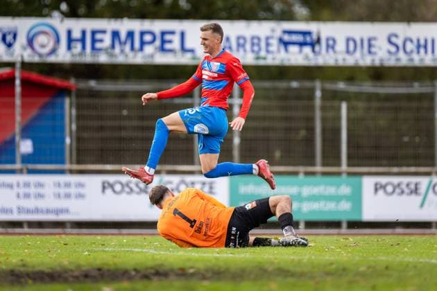 Fussball I Herren I Saison 2025-2026 I Regionalliga Nord I 17. Spieltag I SV Drochtersen-Assel - SSV Jeddeloh l I 31.10.2025 Dennis Rosin (25, SV Drochtersen Assel), Moritz Onken (1, SSV Jeddeloh II) Drochtersen Kehdinger Stadion Niedersachsen Deutschland Copyright: xLobeca JörgxStruwex