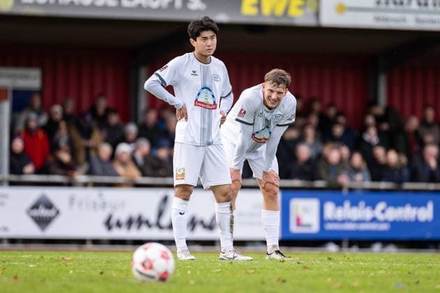 Fussball I Herren I Saison 2025-2026 I Regionalliga Nord I 17. Spieltag I SV Drochtersen-Assel - SSV Jeddeloh l I 31.10.2025 Keita Taguchi (5, SSV Jeddeloh II), Philip Gramberg (4, SSV Jeddeloh II) Drochtersen Kehdinger Stadion Niedersachsen Deutschland Copyright: xLobeca JörgxStruwex