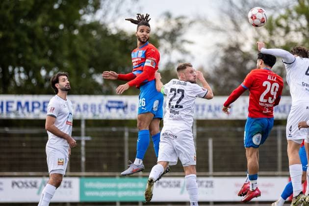 Fussball I Herren I Saison 2025-2026 I Regionalliga Nord I 17. Spieltag I SV Drochtersen-Assel - SSV Jeddeloh l I 31.10.2025 Gazi Siala (47, SSV Jeddeloh II), Liam Giwah (26, SV Drochtersen Assel), Max Wegner (22, SSV Jeddeloh II), Allah Aid Hamid (29, SV Drochtersen Assel), Philip Gramberg (4, SSV Jeddeloh II) Drochtersen Kehdinger Stadion Niedersachsen Deutschland Copyright: xLobeca JörgxStruwex
