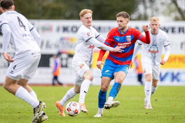 Fussball I Herren I Saison 2025-2026 I Regionalliga Nord I 17. Spieltag I SV Drochtersen-Assel - SSV Jeddeloh l I 31.10.2025 Pascal Steinwender (27, SSV Jeddeloh II), Jannes Wulff (5, SV Drochtersen Assel) Drochtersen Kehdinger Stadion Niedersachsen Deutschland Copyright: xLobeca JörgxStruwex