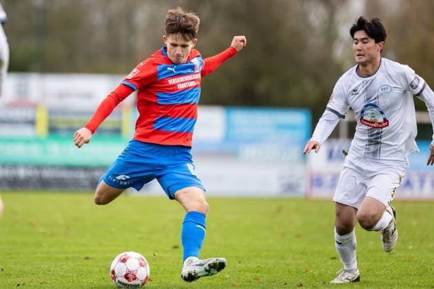 Fussball I Herren I Saison 2025-2026 I Regionalliga Nord I 17. Spieltag I SV Drochtersen-Assel - SSV Jeddeloh l I 31.10.2025 Jorik Wulff (11, SV Drochtersen Assel), Keita Taguchi (5, SSV Jeddeloh II) Drochtersen Kehdinger Stadion Niedersachsen Deutschland Copyright: xLobeca JörgxStruwex