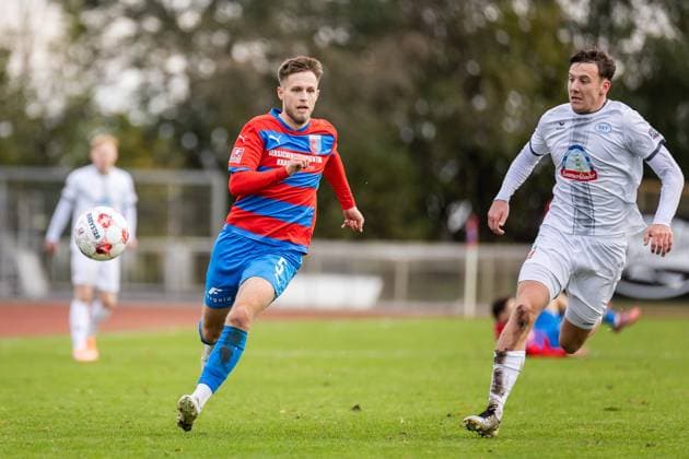 Fussball I Herren I Saison 2025-2026 I Regionalliga Nord I 17. Spieltag I SV Drochtersen-Assel - SSV Jeddeloh l I 31.10.2025 Jannes Wulff (5, SV Drochtersen Assel), Philip Gramberg (4, SSV Jeddeloh II) Drochtersen Kehdinger Stadion Niedersachsen Deutschland Copyright: xLobeca JörgxStruwex