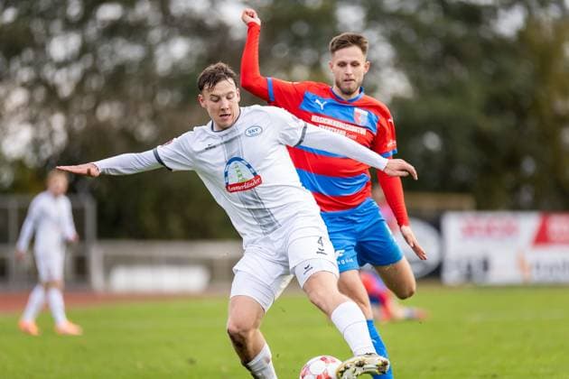 Fussball I Herren I Saison 2025-2026 I Regionalliga Nord I 17. Spieltag I SV Drochtersen-Assel - SSV Jeddeloh l I 31.10.2025 Philip Gramberg (4, SSV Jeddeloh II), Jannes Wulff (5, SV Drochtersen Assel) Drochtersen Kehdinger Stadion Niedersachsen Deutschland Copyright: xLobeca JörgxStruwex