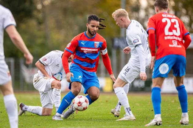Fussball I Herren I Saison 2025-2026 I Regionalliga Nord I 17. Spieltag I SV Drochtersen-Assel - SSV Jeddeloh l I 31.10.2025 Liam Giwah (26, SV Drochtersen Assel), Robin Krolikowski (16, SSV Jeddeloh II), Maximilian Benjamin Geißen (23, SV Drochtersen Assel) Drochtersen Kehdinger Stadion Niedersachsen Deutschland Copyright: xLobeca JörgxStruwex