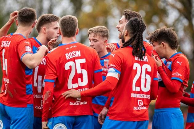 Fussball I Herren I Saison 2025-2026 I Regionalliga Nord I 17. Spieltag I SV Drochtersen-Assel - SSV Jeddeloh l I 31.10.2025 Nikola Serra (4, SV Drochtersen Assel), Jannes Wulff (5, SV Drochtersen Assel), Dennis Rosin (25, SV Drochtersen Assel), Maximilian Benjamin Geißen (23, SV Drochtersen Assel), Tjorve Nils Mohr (3, SV Drochtersen Assel), Liam Giwah (26, SV Drochtersen Assel), Jorik Wulff (11, SV Drochtersen Assel), Allah Aid Hamid (29, SV Drochtersen Assel) Drochtersen Kehdinger Stadion Niedersachsen Deutschland Copyright: xLobeca JörgxStruwex