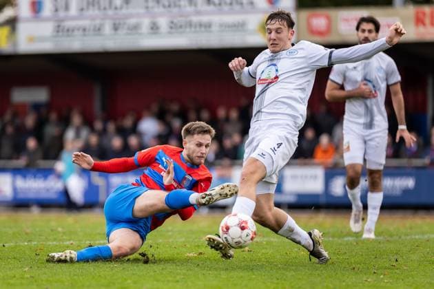 Fussball I Herren I Saison 2025-2026 I Regionalliga Nord I 17. Spieltag I SV Drochtersen-Assel - SSV Jeddeloh l I 31.10.2025 Jannes Wulff (5, SV Drochtersen Assel), Philip Gramberg (4, SSV Jeddeloh II) Drochtersen Kehdinger Stadion Niedersachsen Deutschland Copyright: xLobeca JörgxStruwex