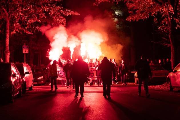 31.10.2025, xhfmx, Eishockey DEL2, EC Bad Nauheim - ESV Kaufbeuren Fanmarsch Sonderzug ESV Kaufbeuren mit Pyhrotechnik in Bad Nauheim mit rund 600 Fans (DFL DFB REGULATIONS PROHIBIT ANY USE OF PHOTOGRAPHS as IMAGE SEQUENCES and or QUASI-VIDEO) Bad Nauheim *** 31 10 2025, xhfmx, Eishockey DEL2, EC Bad Nauheim ESV Kaufbeuren Fanmarsch Sonderzug ESV Kaufbeuren mit Pyhrotechnik in Bad Nauheim mit rund 600 Fans DFL DFB REGULATIONS PROHIBIT ANY USE OF PHOTOGRAPHS as IMAGE SEQUENCES and or QUASI VIDEO Bad Nauheim