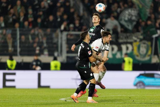Luca Schnellbacher (SV 07 Elversberg) im Zweikampf mit Maik Nawrocki (Hannover 96) und Enzo Leopold (Hannover 96), SV Elversberg vs Hannover 96, Fussball, 2. Bundesliga, 11. Spieltag, Saison 2025 2026, 31.10.2025 DFB regulations prohibit any use of photographs as image sequences and or quasi-video. SV Elversberg vs Hannover 96, Fussball, 2. Bundesliga, 11. Spieltag, Saison 2025 2026, 31.10.2025 Copyright: xEibner-Pressefoto AlexanderxNeisx EP_ANS