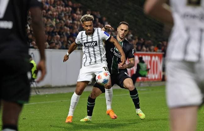 31.10.2025, Fussball, Herren, 2. Bundesliga, Saison 2025 2026, SV 07 Elversberg - Hannover 96, Bambase Conte (SV 07 Elversberg) Virgil Ghita (Hannover 96) Elversberg Ursapharm-Arena an der Kaiserlinde Saarland Deutschland (DE) Copyright: xSebastianxBachx