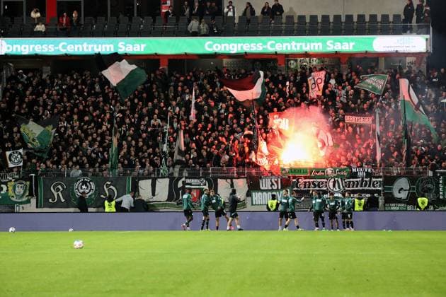 31.10.2025, xmohx, Fussball 2.Bundesliga, SV Elversberg - Hannover 96 v.l. Fans Ultras Zuschauer Hannover 96, Stimmung, Schals, Fahnen zuenden Pyrotechnik, Benglos, Rauch, Nebel, Feuerwerk (DFL DFB REGULATIONS PROHIBIT ANY USE OF PHOTOGRAPHS as IMAGE SEQUENCES and or QUASI-VIDEO) Elversberg