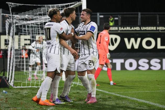 31.10.2025, xmohx, Fussball 2.Bundesliga, SV Elversberg - Hannover 96 v.l. Torjubel nach dem Tor zum celebrating the goal celebrate 1:0 durch Lukas Petkov (SV Elversberg) (DFL DFB REGULATIONS PROHIBIT ANY USE OF PHOTOGRAPHS as IMAGE SEQUENCES and or QUASI-VIDEO) Elversberg