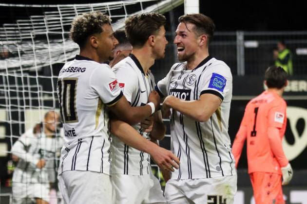 31.10.2025, xmohx, Fussball 2.Bundesliga, SV Elversberg - Hannover 96 v.l. Torjubel nach dem Tor zum celebrating the goal celebrate 1:0 durch Lukas Petkov (SV Elversberg) (DFL DFB REGULATIONS PROHIBIT ANY USE OF PHOTOGRAPHS as IMAGE SEQUENCES and or QUASI-VIDEO) Elversberg