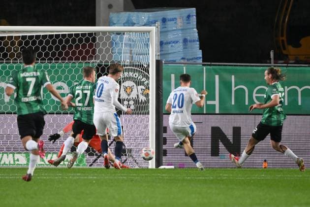 Adrian Kapralik (Holstein Kiel), Adrian Kapralik, 2.v.re. erzielt das Tor zum 0:1 31.10.2025, Fussball 2. Bundesliga, Saison 2025 2026, 11. Spieltag, Preußen Münster - Holstein Kiel DFL regulations prohibit any use of photographs as image sequences and or quasi-video Muenster Preussenstadion Nordrhein Westfalen Deutschland