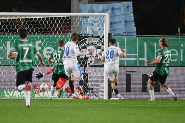 Adrian Kapralik (Holstein Kiel), Adrian Kapralik, 2.v.re. erzielt das Tor zum 0:1 31.10.2025, Fussball 2. Bundesliga, Saison 2025 2026, 11. Spieltag, Preußen Münster - Holstein Kiel DFL regulations prohibit any use of photographs as image sequences and or quasi-video Muenster Preussenstadion Nordrhein Westfalen Deutschland