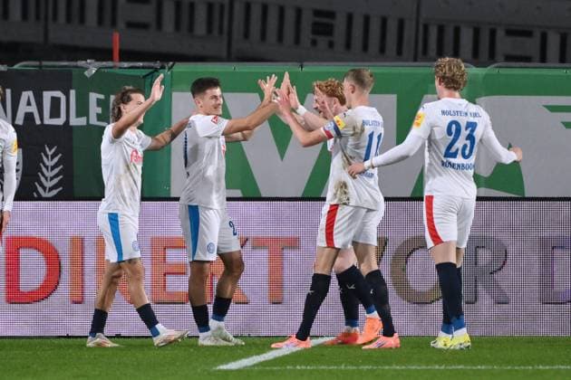 Jubel Kiel 0:1, Torschütze Adrian Kapralik (Holstein Kiel), Adrian Kapralik, 2. v.li., wird gefeiert 31.10.2025, Fussball 2. Bundesliga, Saison 2025 2026, 11. Spieltag, Preußen Münster - Holstein Kiel DFL regulations prohibit any use of photographs as image sequences and or quasi-video Muenster Preussenstadion Nordrhein Westfalen Deutschland
