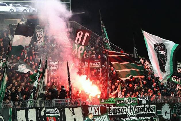 31.10.2025, xmohx, Fussball 2.Bundesliga, SV Elversberg - Hannover 96 v.l. Fans Ultras Zuschauer Hannover 96, Stimmung, Schals, Fahnen zuenden Pyrotechnik, Benglos, Rauch, Nebel, Feuerwerk (DFL DFB REGULATIONS PROHIBIT ANY USE OF PHOTOGRAPHS as IMAGE SEQUENCES and or QUASI-VIDEO) Elversberg