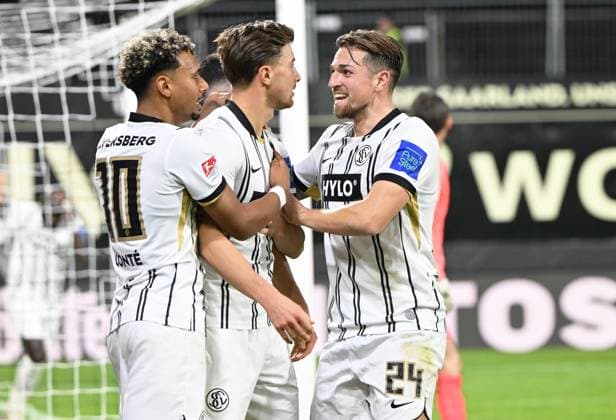 Fussball - 2.Bundesliga - Saison 2025 26 31.10.2025 Ursapharm-Arena SV Elversberg (elv) - Hannover 96 Jubel nach dem 1:0: v.li: Bam,base CONTE (elv), Torschuetze Lukas PETKOV (SV Elversberg), Luca SCHNELLBACHER (SV Elversberg) Fussball - 2. Bundesliga - SV Elversberg