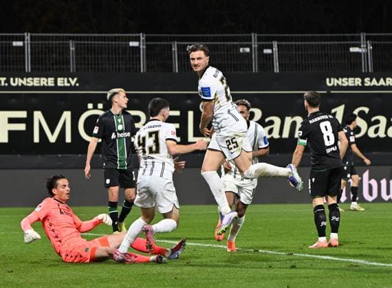 Fussball - 2.Bundesliga - Saison 2025 26 31.10.2025 Ursapharm-Arena SV Elversberg (elv) - Hannover 96 (h) Lukas PETKOV (SV Elversberg), mi, erzielte das 1:0, Torwart Nahuel NOLL (Hannover 96), li Fussball - 2. Bundesliga - SV Elversberg