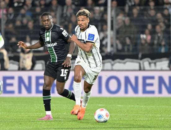 Fussball - 2.Bundesliga - Saison 2025 26 31.10.2025 Ursapharm-Arena SV Elversberg (elv) - Hannover 96 (h) Noel ASEKO NKILI (Hannover 96), li - Bambase CONTE (elv) Fussball - 2. Bundesliga - SV Elversberg
