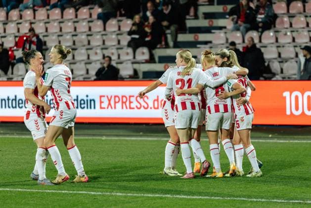 31.10.25, Frauen, Fussball, 1.BL, Saison 2025 2026, 1. FC Köln - 1.FC Nürnberg, 8. Spieltag Tor durch Pauline Bremer ( 11 - 1. FC Köln) zum 1:0, Jubel mit dem Team Köln Franz-Kremer-Stadion NRW Deutschland
