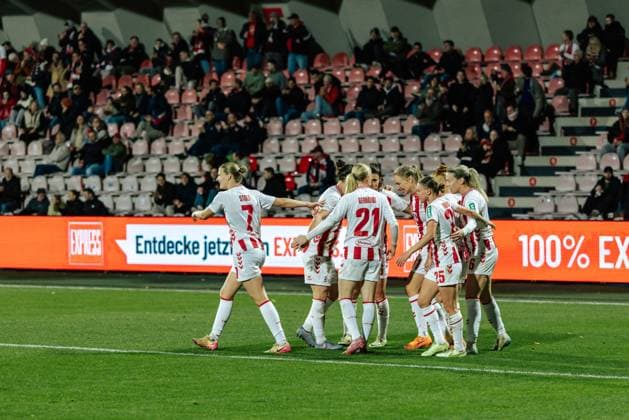 31.10.25, Frauen, Fussball, 1.BL, Saison 2025 2026, 1. FC Köln - 1.FC Nürnberg, 8. Spieltag Tor durch Pauline Bremer ( 11 - 1. FC Köln) zum 1:0, Jubel mit dem Team Köln Franz-Kremer-Stadion NRW Deutschland