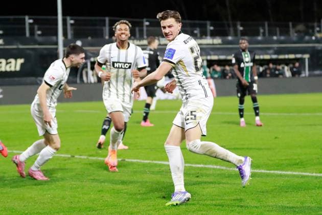 31.10.2025, xmohx, Fussball 2.Bundesliga, SV Elversberg - Hannover 96 v.l. Torjubel nach dem Tor zum celebrating the goal celebrate 1:0 durch Lukas Petkov (SV Elversberg) (DFL DFB REGULATIONS PROHIBIT ANY USE OF PHOTOGRAPHS as IMAGE SEQUENCES and or QUASI-VIDEO) Elversberg