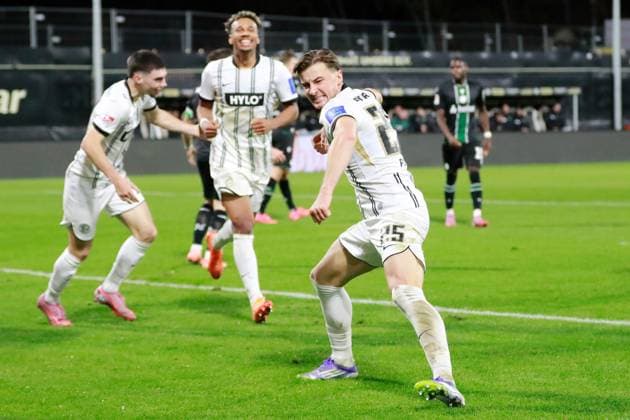 31.10.2025, xmohx, Fussball 2.Bundesliga, SV Elversberg - Hannover 96 v.l. Torjubel nach dem Tor zum celebrating the goal celebrate 1:0 durch Lukas Petkov (SV Elversberg) (DFL DFB REGULATIONS PROHIBIT ANY USE OF PHOTOGRAPHS as IMAGE SEQUENCES and or QUASI-VIDEO) Elversberg